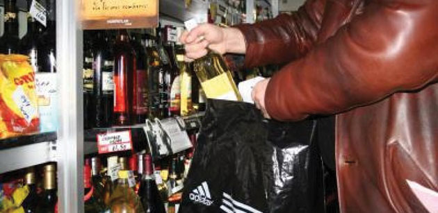 Prins cu băuturile alcoolice  în pantaloni