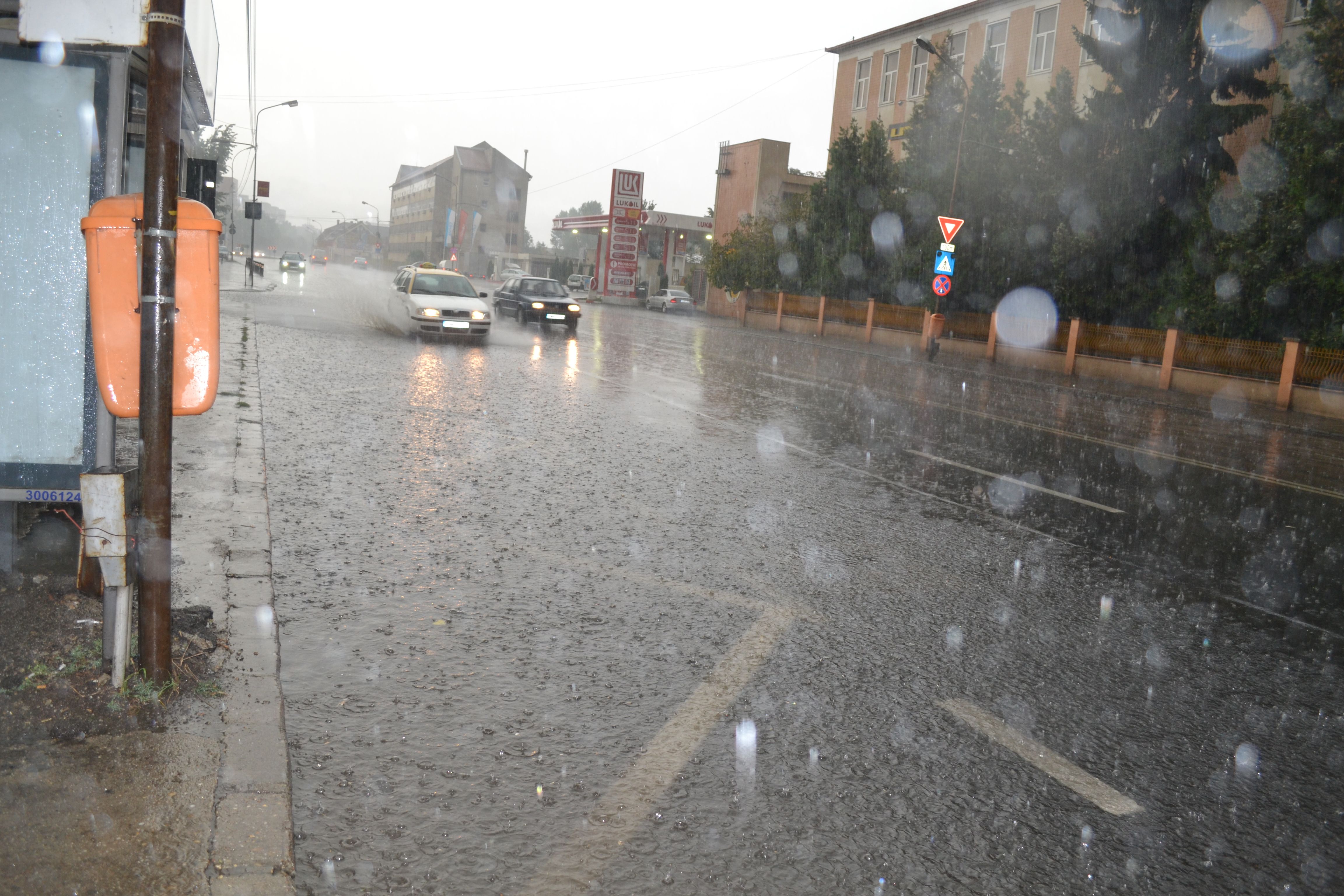 CERUL s-a RUPT peste SĂTMAR. FURTUNĂ cu PLOAIE şi GHEAŢĂ azi DIMINEAŢĂ în ORAŞ