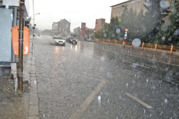 Furtună, ploi şi gheaţă peste judeţ