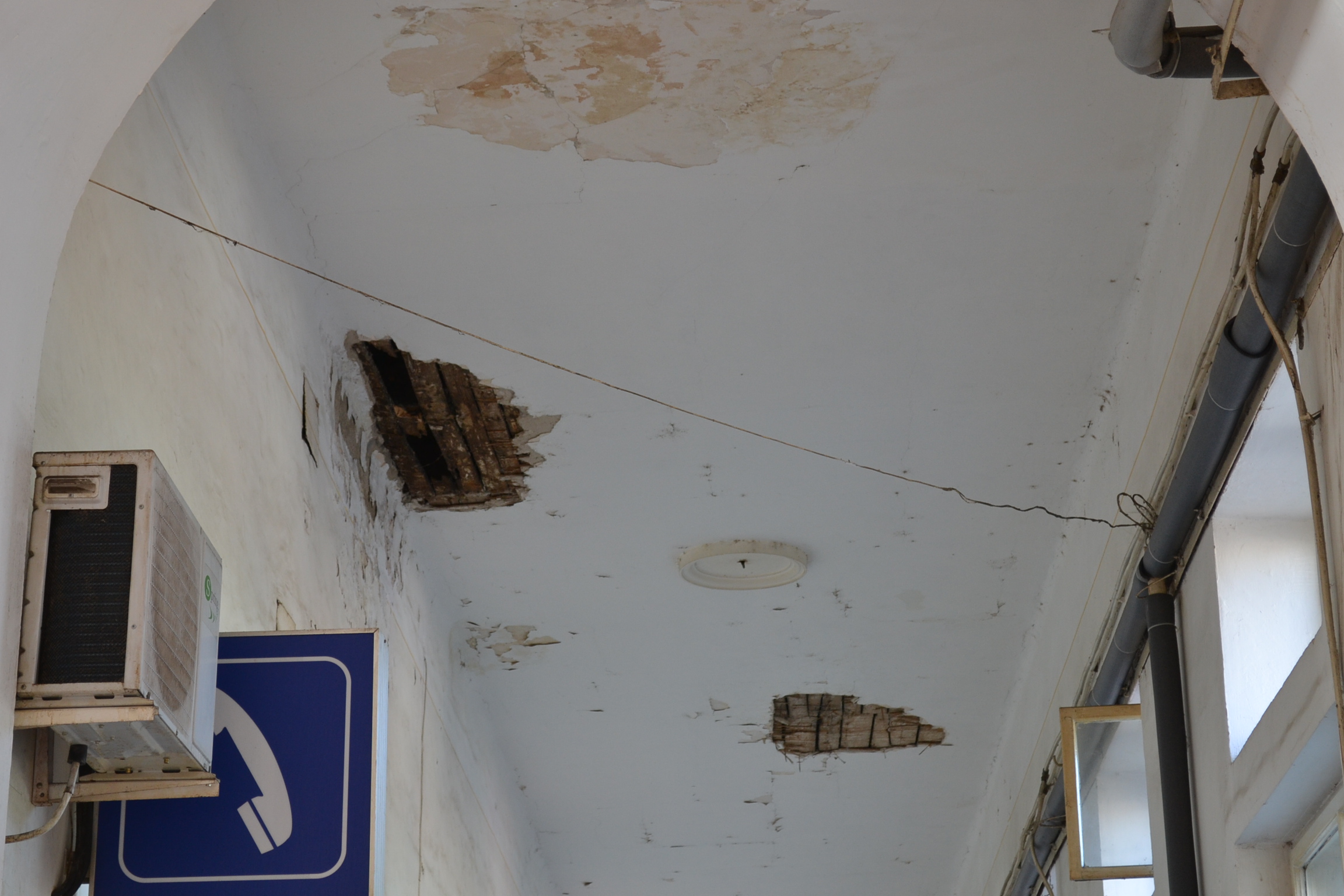 GARA Satu Mare, PERICOL pentru CĂLĂTORI. Tavanul CADE pe BUCĂŢI