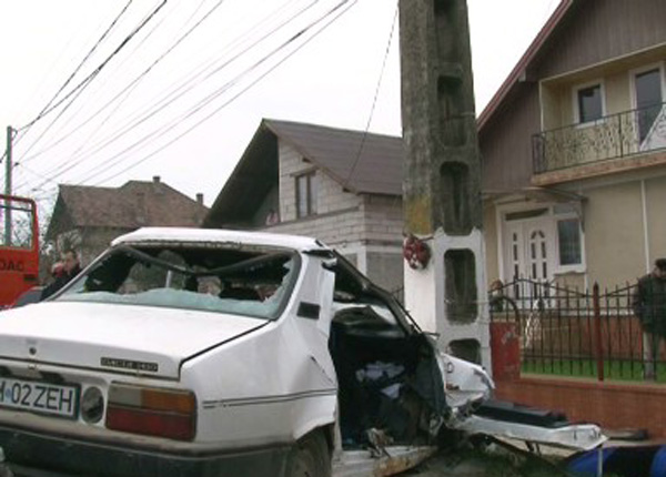 Un MINOR a băgat în spital TREI persoane, în urma unui ACCIDENT RUTIER la Terebeşti