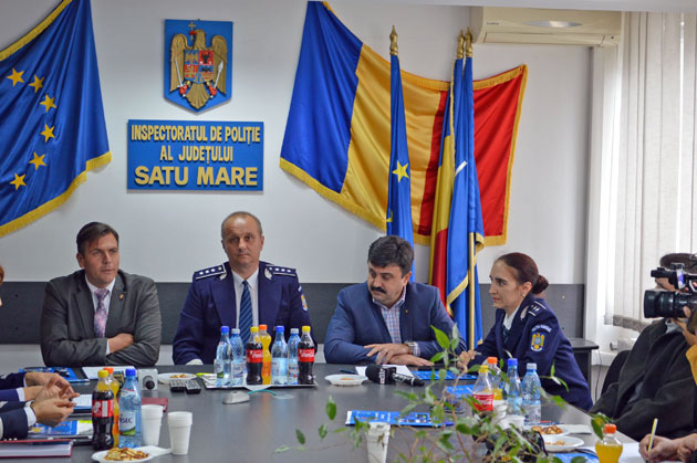 Zeci de poliţişti descind între sătmăreni