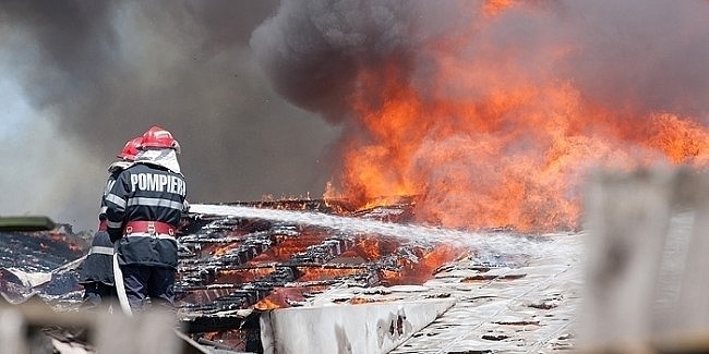 Bucătărie MISTUITĂ de FLĂCĂRI la Doba. INCENDIUL  a izbucnit dintr-o NEATENŢIE