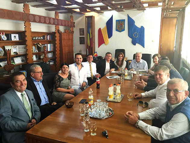 Prefectul Eugeniu Avram, sărbătorit de prieteni