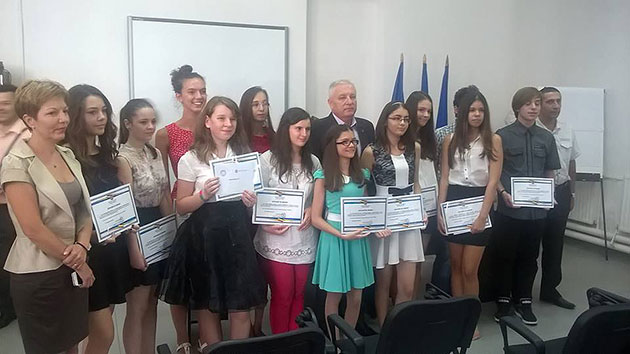 Elevii de 10, premiaţi de Minister şi Prefectură