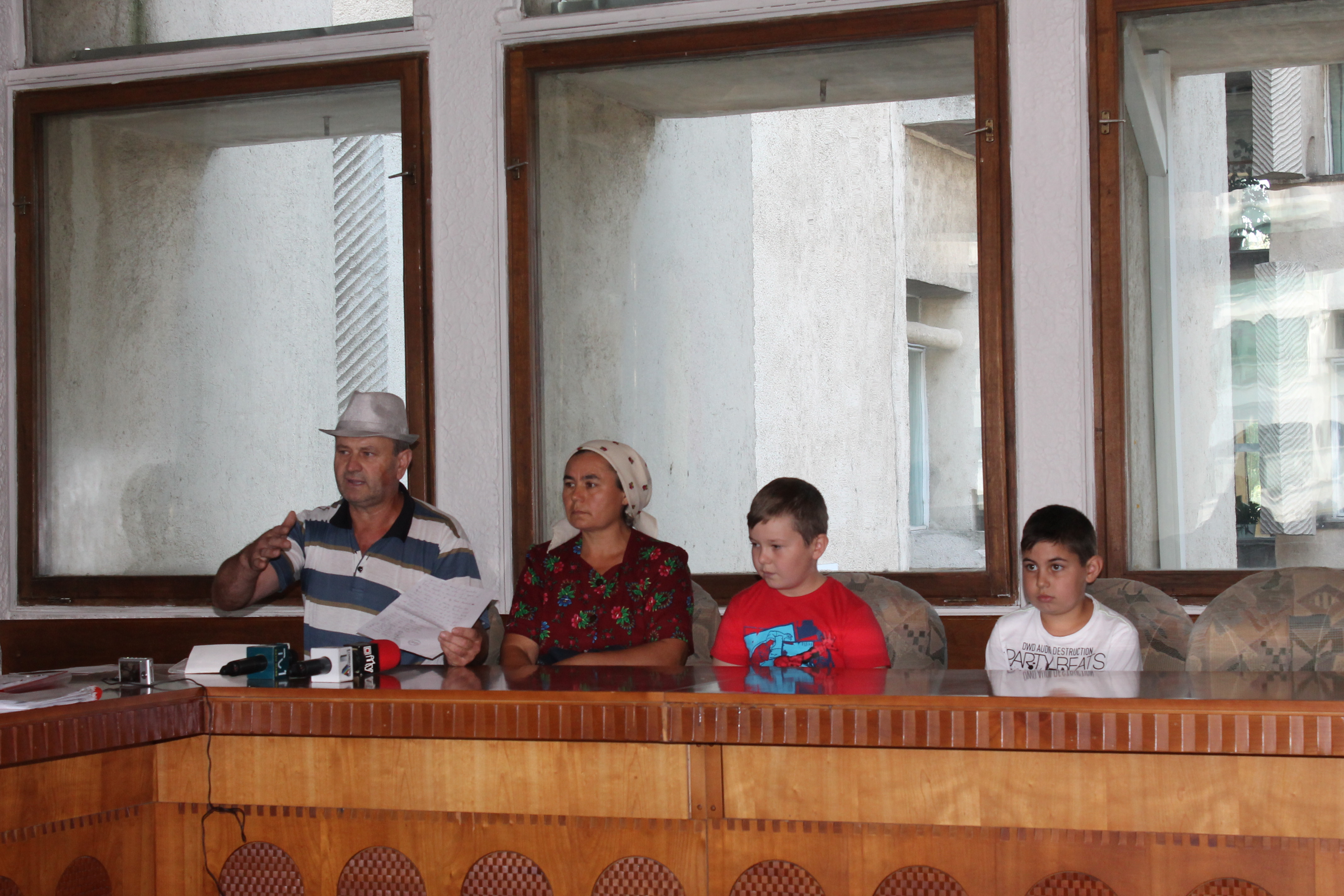 AMENINŢAT cu PUŞCA pentru pământul său. Bărbatul a solicitat AJUTORUL Prefecturii