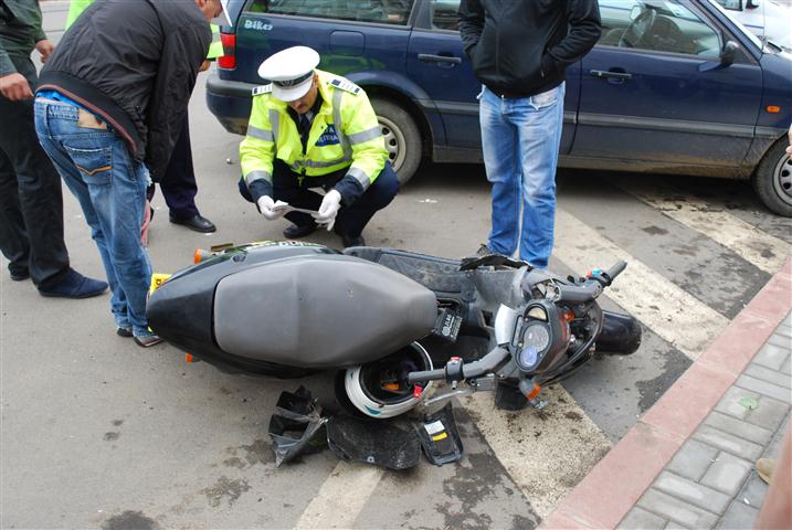 ACCIDENTE rutiere GRAVE. Doi MOTOCICLIŞTI, la un pas de MOARTE