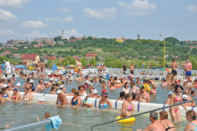 Peste 200.000 de turişti la ştrandul Tăşnad