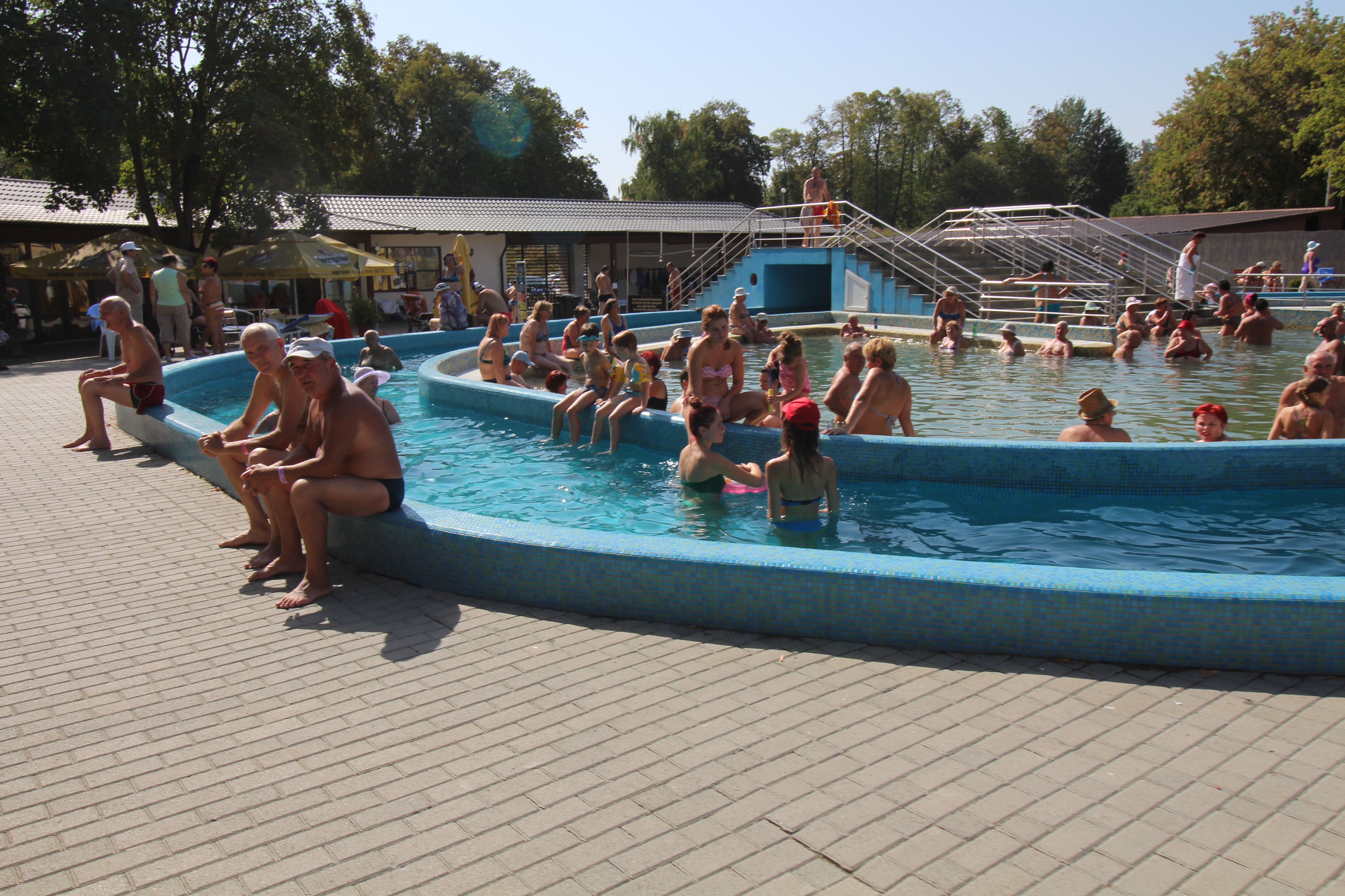 AGLOMERAŢIE în ULTIMA zi de VARĂ la ȘTRAND. Sătmărenii au PROFITAT  din plin de CĂLDURĂ