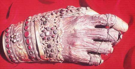 INCREDIBIL! Trei PREOŢI sătmăreni, ARESTAŢI după ce au încercat să fure MOAŞTE