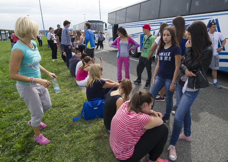 ZECI de sătmăreni BATJOCORIŢI în Slovenia. Au fost ţinuţi în FRIG ore în şir fără să li SPUNĂ NIMIC