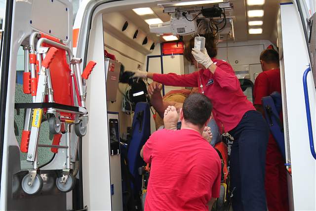 I-a TĂIAT faţa prietenului său cu DRUJBA