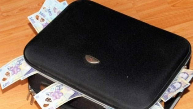 A găsit o geantă şi a anunţat Poliţia