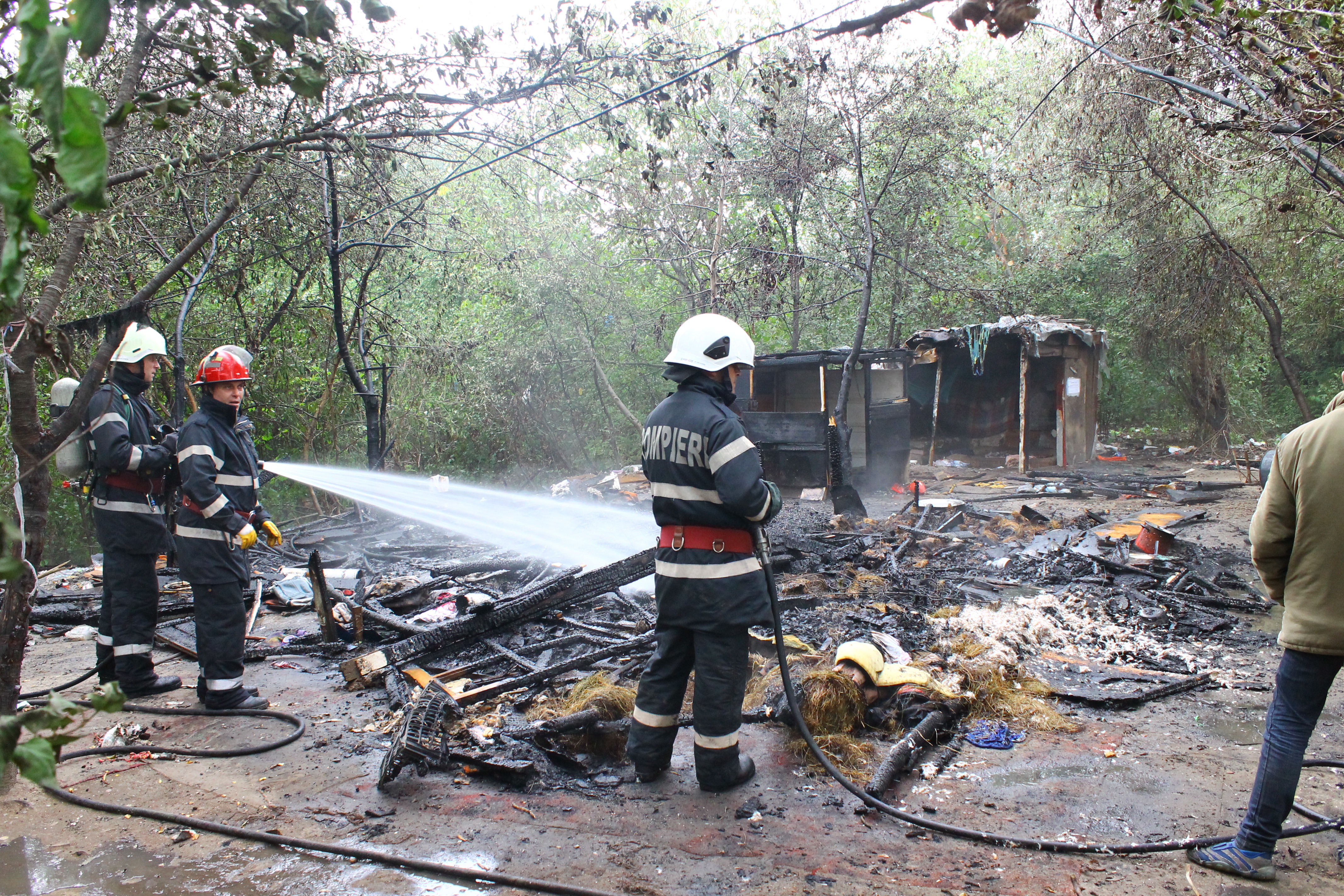 DRAMĂ evitată INEXTREMIS. ŞAPTE persoane au SCĂPAT dintr-un INCENDIU pe malul SOMEŞULUI