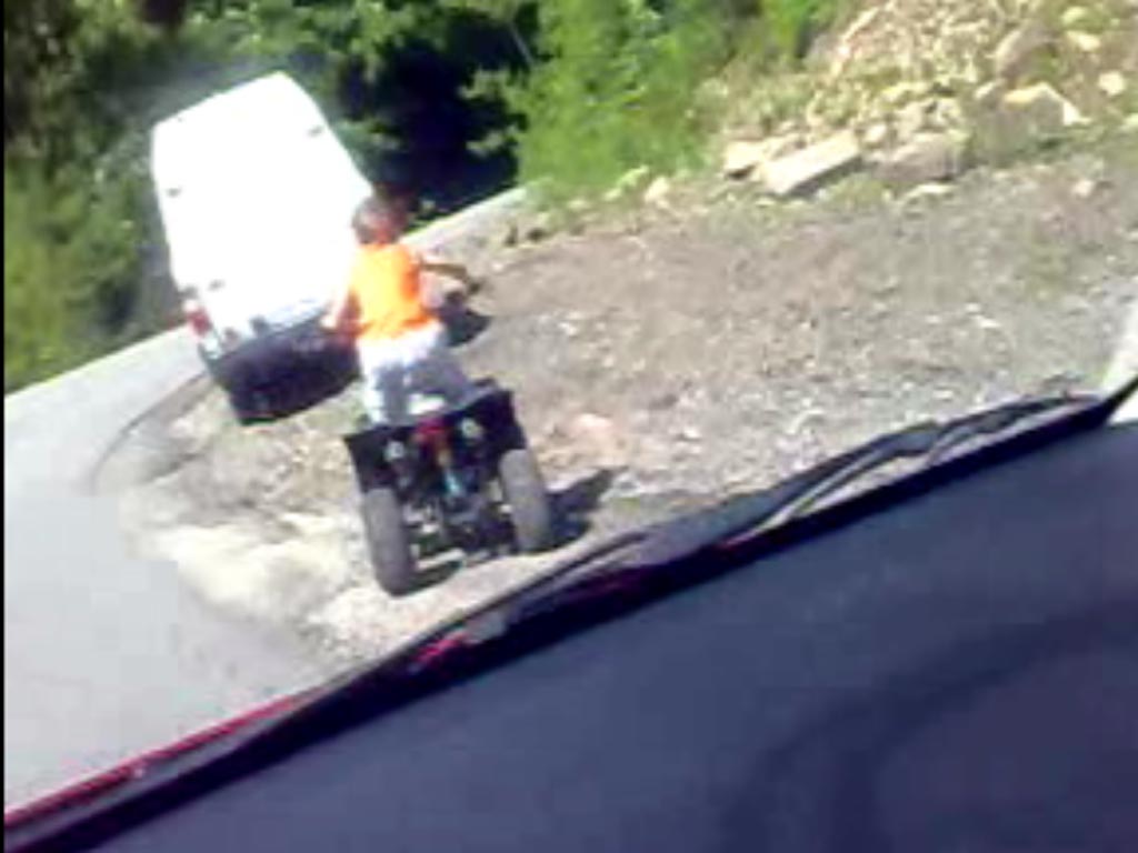 MINOR de 11 ani, a intrat cu ATV-ul în poarta unei case la BIXAD