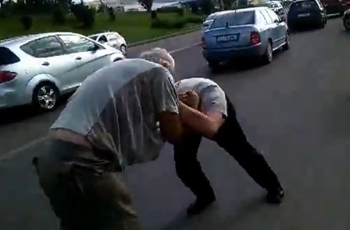 LOVIT  de un VECIN  cu o PIATRĂ în CAP. TRACTORUL  fost de VINĂ