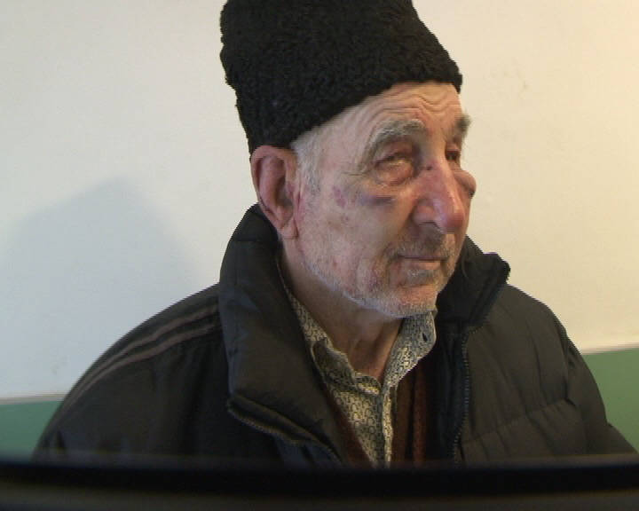Şi-a BĂTUT cu BESTIALITATE TATĂL. BĂTRÂNUL  a ajuns la SPITAL