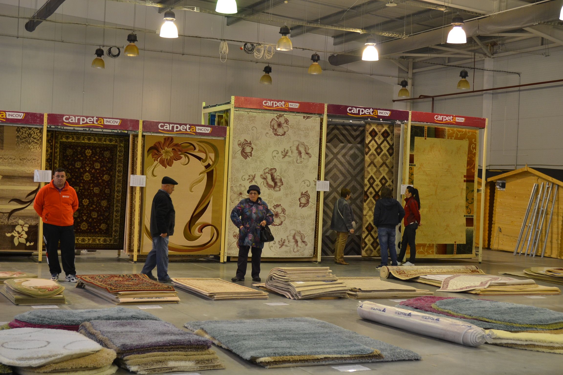 COVOARE pentru SATU MARE. Expoziţie INEDITĂ la PIAŢA REX