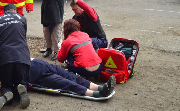 A LOVIT o FEMEIE apoi a FUGIT. Victima a ajuns la SPITAL