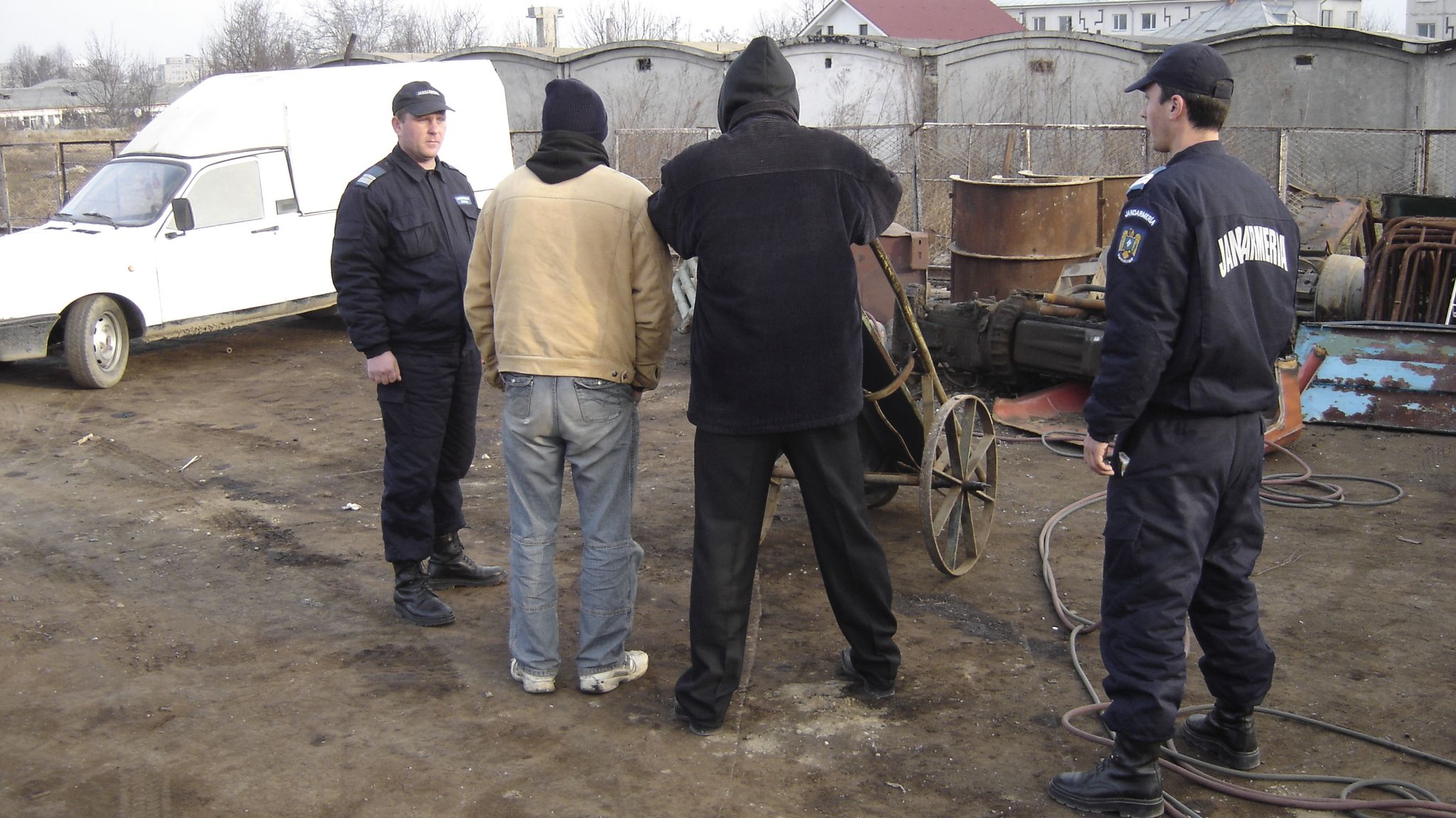 Au FURAT de la firma la care erau ANGAJAŢI. S-au ales cu dosar PENAL