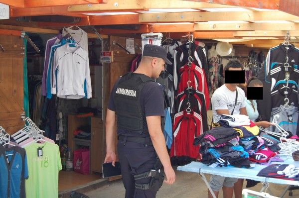Mărfuri CONTRAFĂCUTE, depistate la SATU MARE. Acestea erau VÂNDUTE într-un MAGAZIN