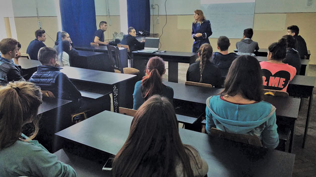 Pericolele care îi pândesc pe copii în spaţiul virtual