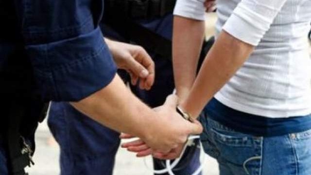 Un PROXENET şi un TÂLHAR, săltaţi de POLIŢIŞTI. Cei doi erau URMĂRIŢI la nivel NAŢIONAL