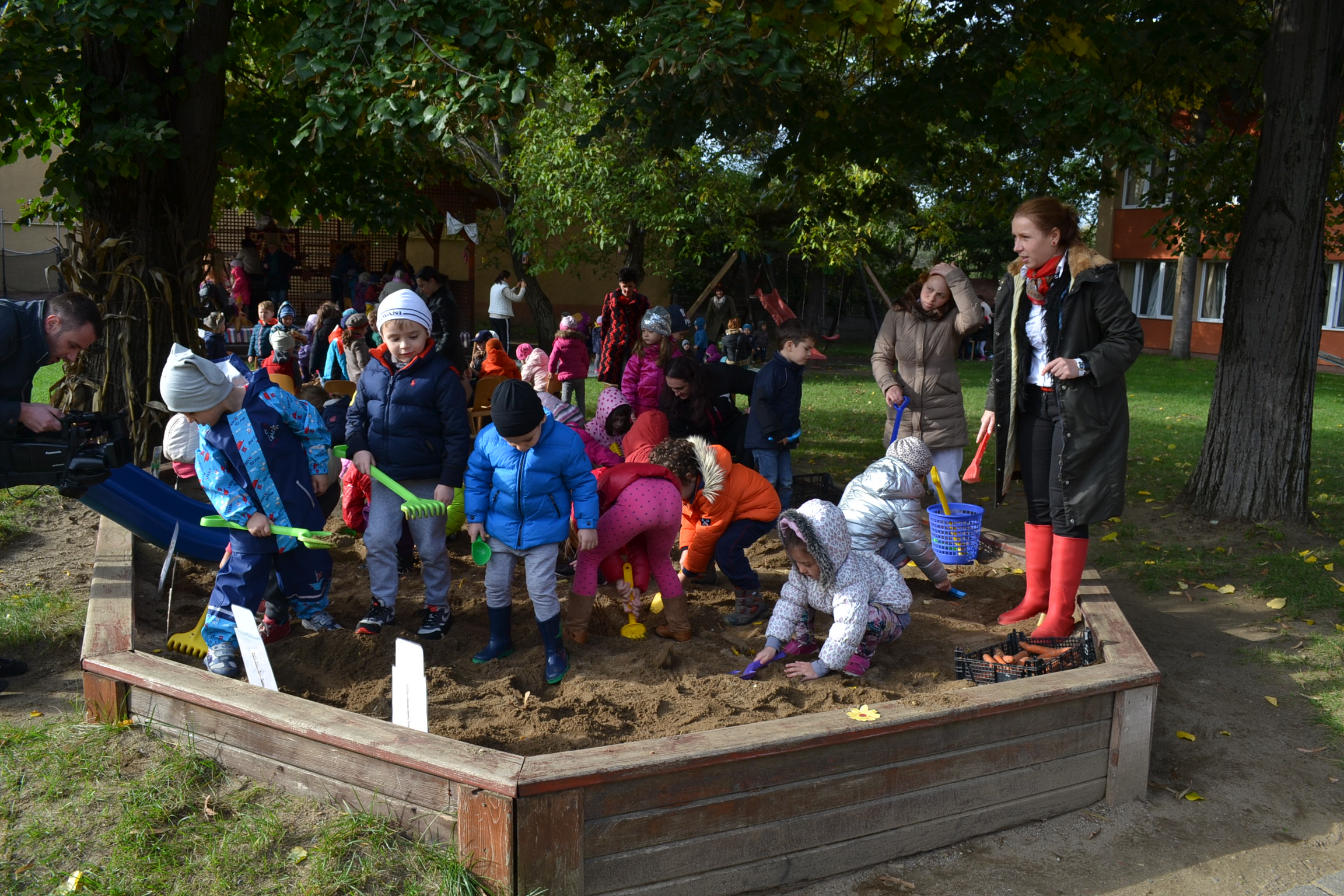 ZIUA RECOLTEI sărbătorită la DUMBRAVA MINUNATĂ. Preşcolarii şi-au DOVEDIT HĂRNICIA