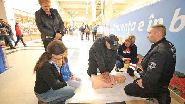 Ambulanţierii i-au învăţat pe sătmăreni tehnicile resuscitării