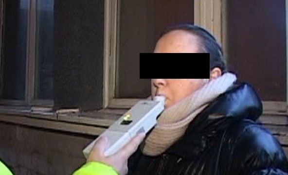 ŞOFERIŢĂ, BEATĂ mangă, la VOLAN. Nu avea nici PERMIS