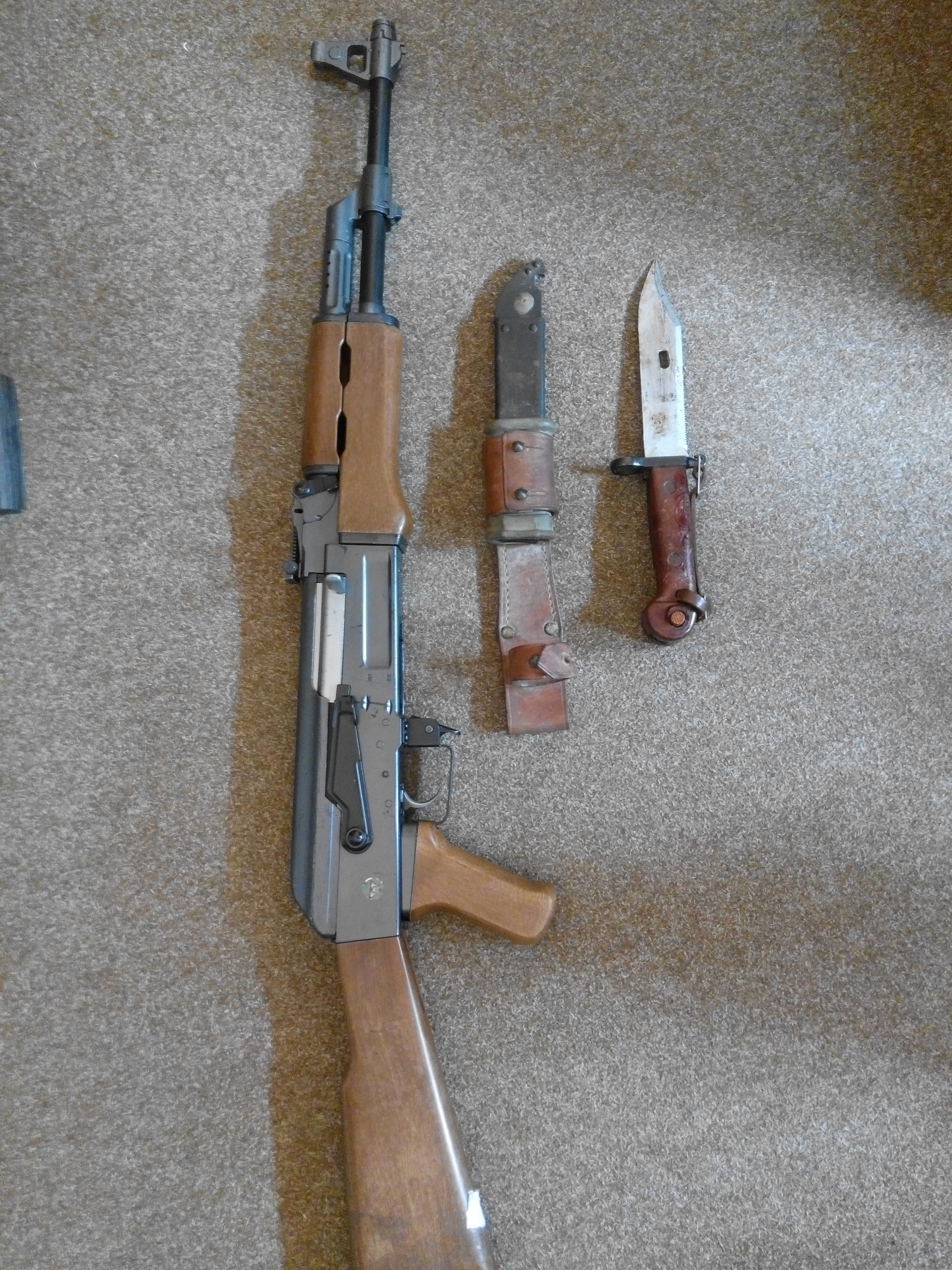 RAZIE de AMPLOARE pe malurile Someşului. ZECI de boschetari şi ARME decoperite de poliţişti