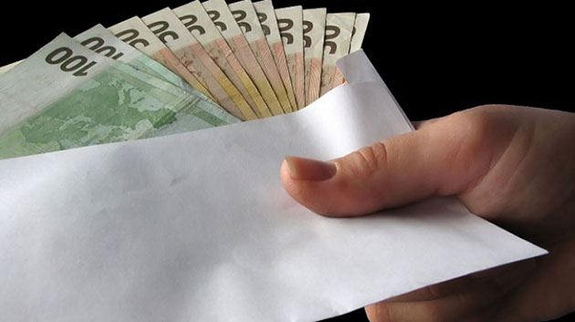 Contrabandiştii încearcă să-şi cumpere libertatea pe bani