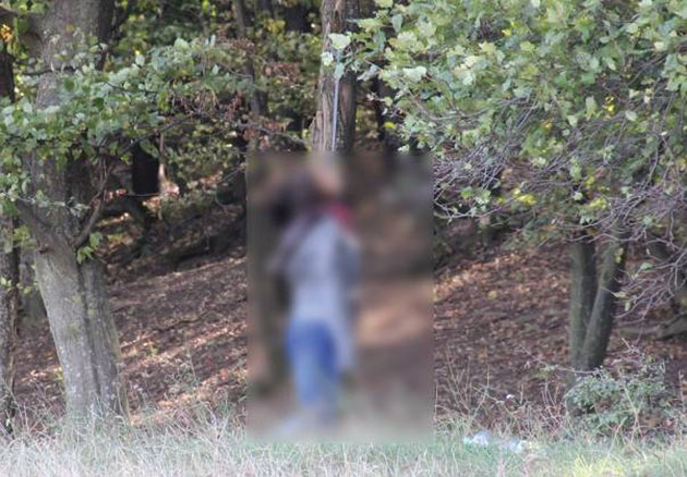 S-a spânzurat la marginea pădurii