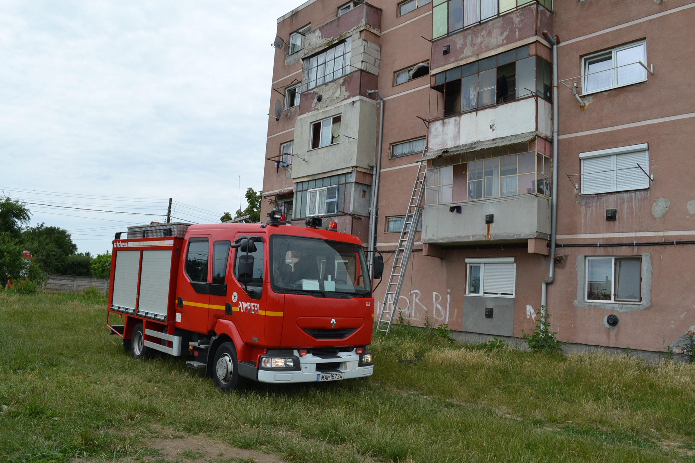 ALARMANT! Ambulanţierii şi pompierii SUNT ÎMPIEDICAŢI să ajungă la SOLICITĂRI