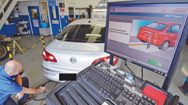 Scandalul noxelor trimite sute de maşini în service