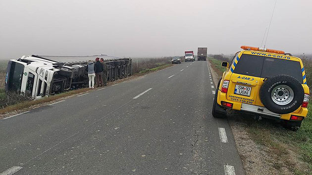 Se întâmplă pe CENTURA SĂTMARULUI! TIR cu 24 de tone de PAL s-a răsturnat în şanţ