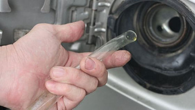 A sustras benzină din rezervorul unei maşini