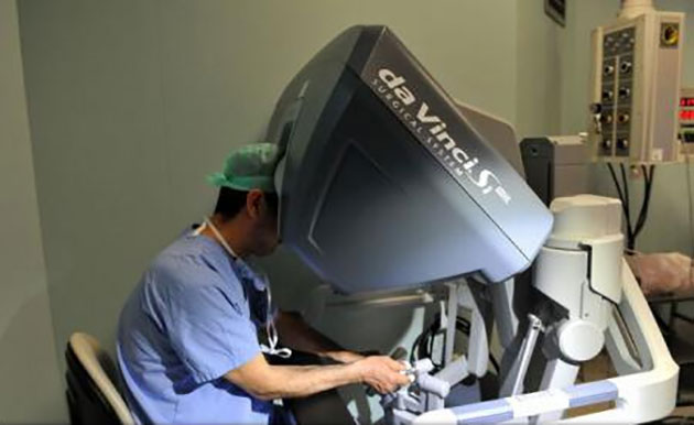 Robotul medical Da Vinci așează chirurgia oncologică timișoreană într-un club select, spun specialiștii
