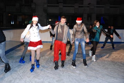 PATINOARUL se mută în PIAŢA LIBERTĂŢII! Va fi de DOUĂ ORI mai MARE decât anul trecut