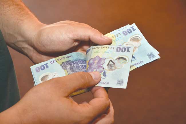 FEMEIE prădată de OASPETE. Poliţiştii l-au săltat în timp record