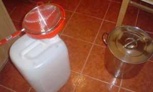 Beţivul satului a dat o nouă LOVITURĂ. A apucat să CONSUME câţiva litri de PĂLINCĂ până a fost PRINS