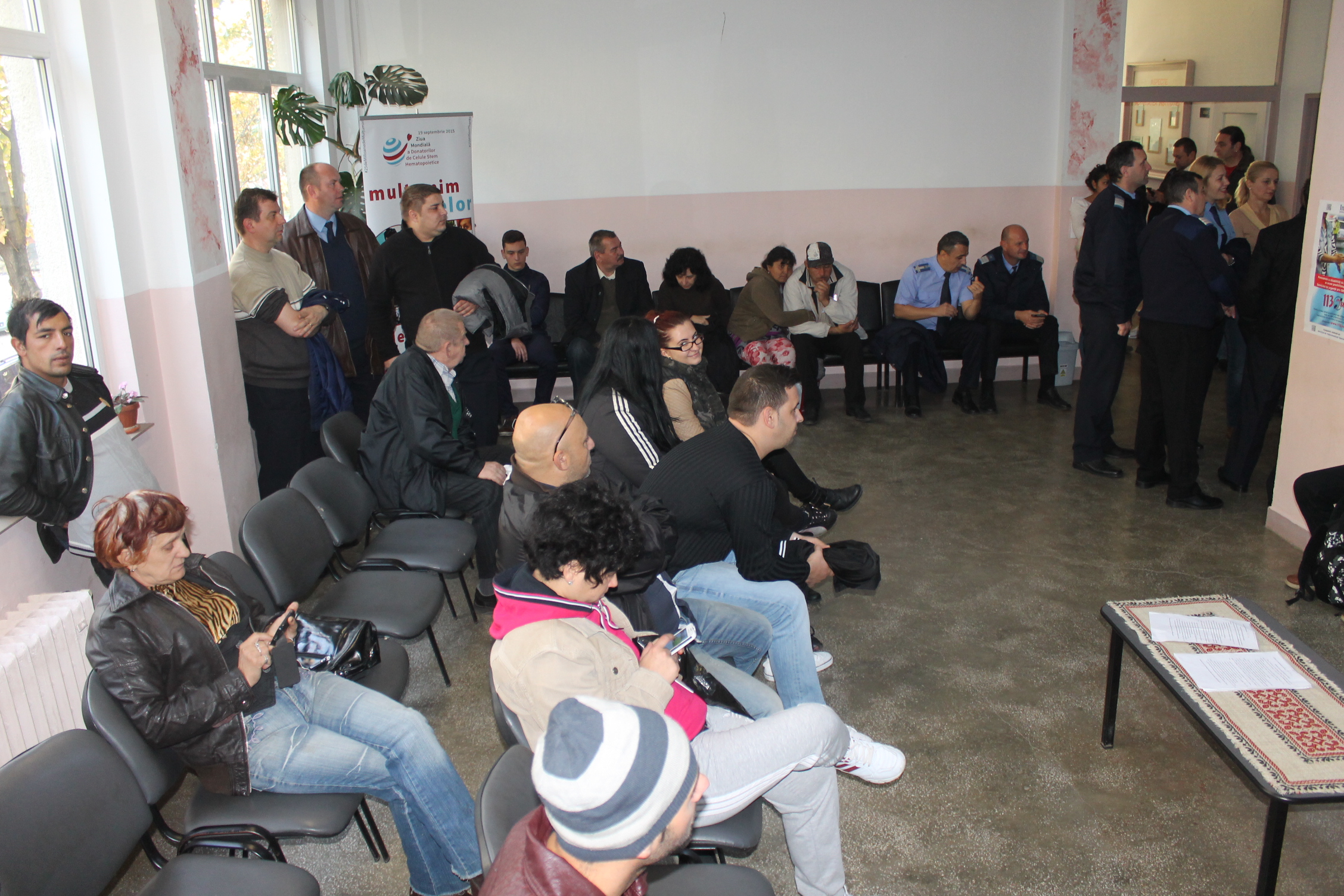 MOBILIZARE fără PRECEDENT. Sătmărenii se ÎNGHESUIE să DONEZE sânge pentru victimele din Bucureşti