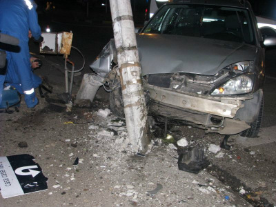 Băut la volan, a intrat într-un stâlp de telefonie