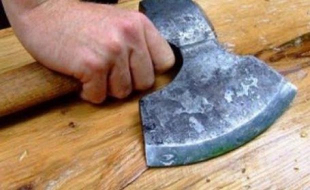 Lovit cu SECUREA în CAP. VICTIMA, SALVATĂ de AMBULANŢIERI