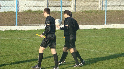 Trei arbitri bruscaţi în fotbalul judeţean