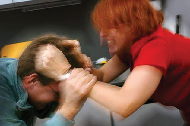 Şi-a lovit concubina cu pumnii şi picioarele