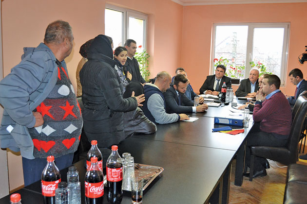 Scandal la Bixad pentru un drum făcut de romi pe un teren privat