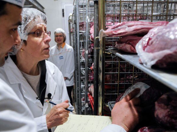 Peste 12 kg de CARNE de pasăre, CONFISCATE de DSVSA. VEZI care au fost MOTIVELE