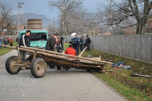 A căzut din căruţă direct în şanţ