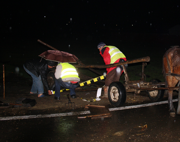 CĂRUŢĂ lovit de un TIR la SUPUR. VEZI cine a ieşit mai ŞIFONAT